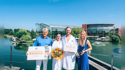Inhaber Jörg Wund, Anni K., Jahreskartengewinner Luis L. und Geschäftsleiterin Jacqueline Plan-Ertl (von li). (Foto: Therme Erding)