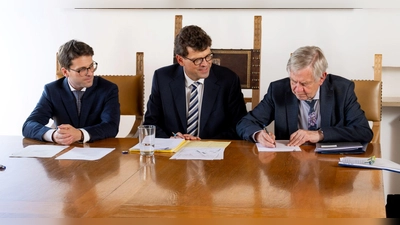 Unterzeichnung des notariellen Vertrages über die Übernahme von Teilflächen des ehemaligen „Kräutergartens“ durch die Stiftung Bayerische Gedenkstätten (von links): Dachaus Oberbürgermeister Florian Hartmann, Notar Felix Odersky und Karl Freller (Stiftungsdirektor). (Foto: Stiftung Bayerische Gedenkstätten/Tobias Hase)