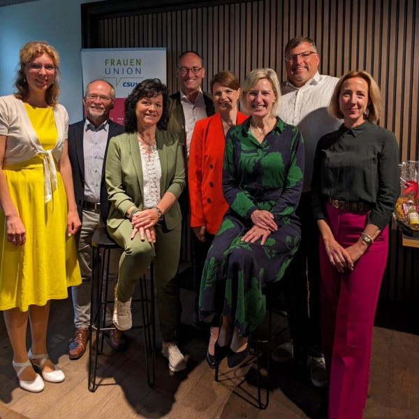 Beim FU-Sommerempfang waren alle politischen Ebenen vertreten. Von links: Ramona Fruhner, FU-Kreisvorsitzende, Stefan Handl, 2. Bürgermeister von Karlsfeld, Annemarie Lampl, Lampl-Hofmetzgerei, Bernhard Seidenath, MdL, Katrin Staffler, MdB, Prof. Dr. Angelika Niebler, MdEP, Stefan Löwl, Landrat und Stephanie Burgmaier, Bezirksrätin. (Foto: FU)