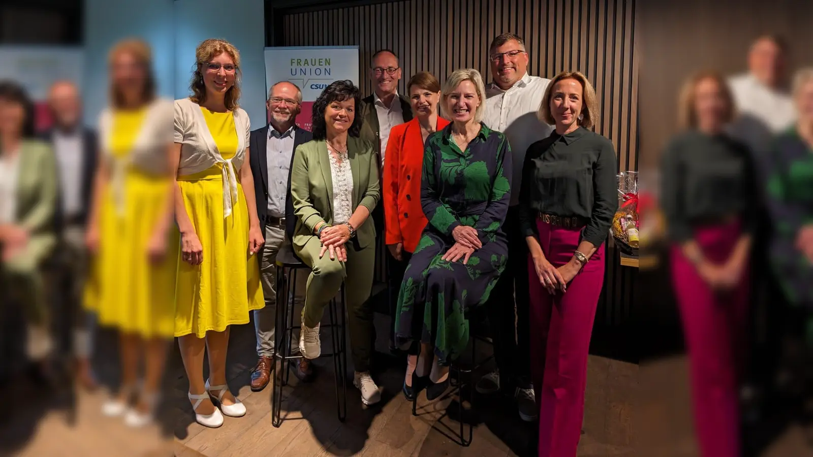 Beim FU-Sommerempfang waren alle politischen Ebenen vertreten. Von links: Ramona Fruhner, FU-Kreisvorsitzende, Stefan Handl, 2. Bürgermeister von Karlsfeld, Annemarie Lampl, Lampl-Hofmetzgerei, Bernhard Seidenath, MdL, Katrin Staffler, MdB, Prof. Dr. Angelika Niebler, MdEP, Stefan Löwl, Landrat und Stephanie Burgmaier, Bezirksrätin. (Foto: FU)