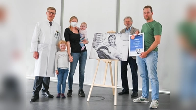 Verena Lang, hier mit ihrer Familie, belegte den ersten Platz. Überreicht wurde der Preis von Fußballweltmeister Paul Breitner (2. von rechts) und Helmut Friess (links), Direktor der Klinik und Poliklinik für Chirurgie am Universitätsklinikum rechts der Isar. (F.: Kathrin Czoppelt, Klinikum rechts der Isar)