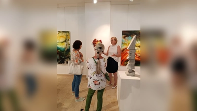 Susanne Allers (r.) führt Besucher durch die Ausstellung. (Foto: Susanne Allers)