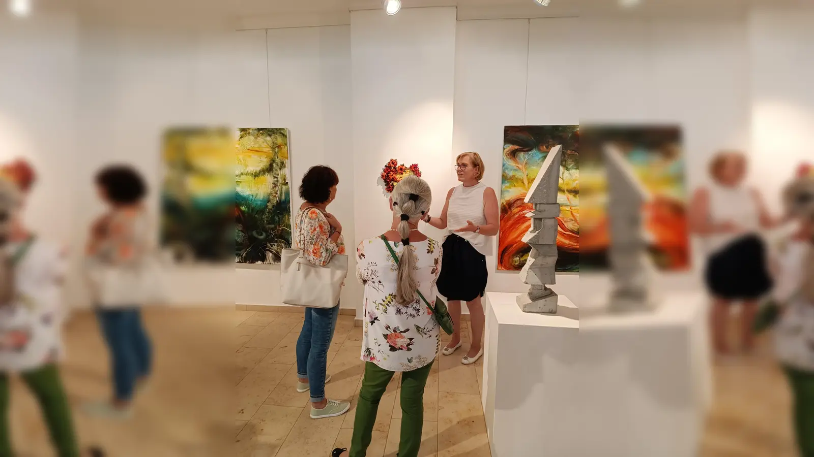 Susanne Allers (r.) führt Besucher durch die Ausstellung. (Foto: Susanne Allers)