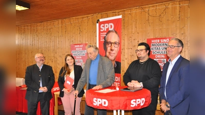 Im Vorfeld der Veranstaltung fanden Ehrungen für langjährige Mitglieder statt. Geehrt wurden für 40 Jahre Gordana Riedl und Walter Iglhaut, für 45 Jahre Helmut Schuh, für 55 Jahre Fritz Nustede und Max Eckardt. (Foto: SPD Karlsfeld)