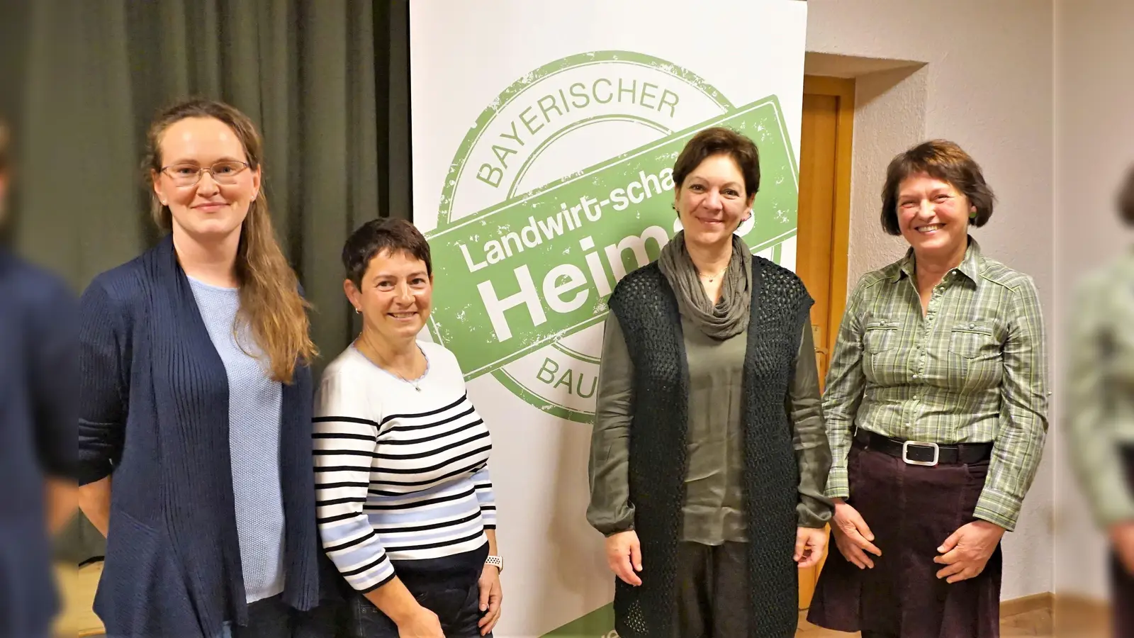 Michaela Murawski und Anke Wolf vom Pflegestützpunkt Dachau, Koordinatorin Christine Neukäufer und Kreisbäuerin Heidi Patzelt (von li). (Foto: BBV Dachau)