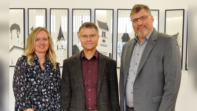 Landrat Stefan Löwl (re) und Sachgebietsleitung Sabine Schöttl begrüßen den neuen Moorberater Andreas Fuchs. (Foto: LA Dachau / Silke Fendt)