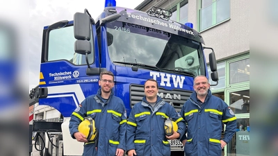 THW Chef Christian Weber und der gesamte Ortsverband wünschen Christoph Schultes und Matteo Hoppe (von li) gutes Gelingen - kommt wohlbehalten zurück! (Foto: THW Dachau)