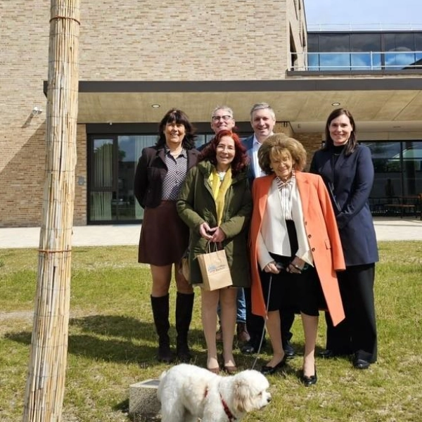 Brigitte Grams-Loibl, Ministerialbeauftragte&nbsp;für&nbsp;die&nbsp;Gymnasien&nbsp;in&nbsp;Oberbayern-West, deren Mitarbeiter Studiendirektor Werner Anetsberger, Schulleiter Tobias Berlinger und dessen Stellvertreterin Karoline Nitzlnader (hinten, von links), mit stellvertretender Landrätin Marianne Klaffki und Charlotte Knobloch, Präsidentin der Israelitischen Kultusgemeinde München und Oberbayern (vorne, von links). (Foto: Katja Brenner)