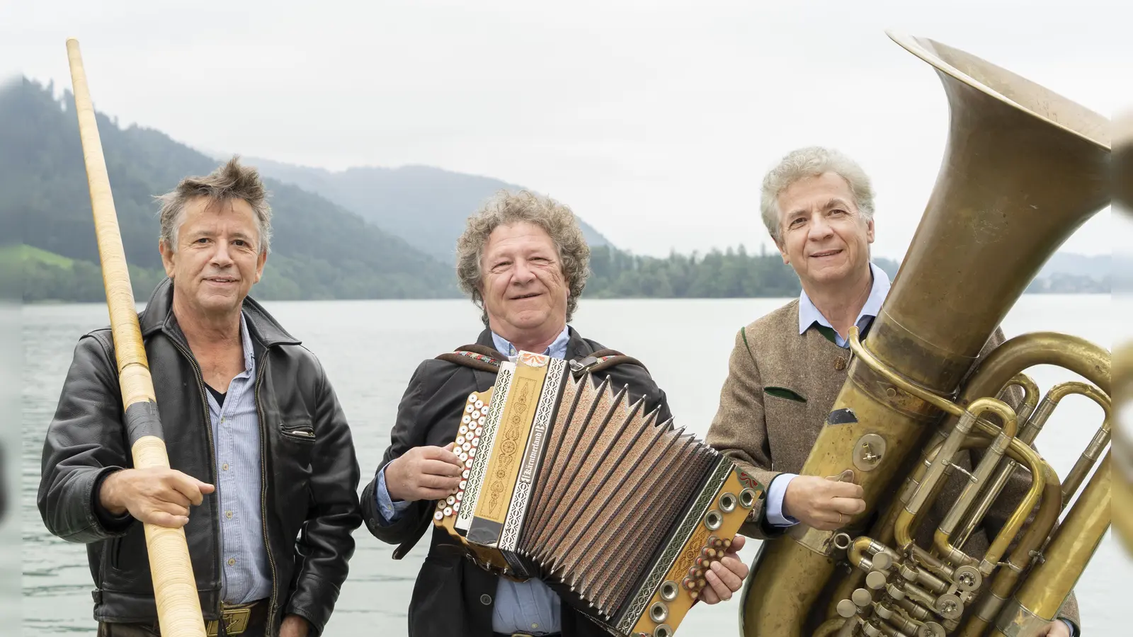 Wenn die Well-Brüder zur „Lesung aus dem Buche Bayerns“ ansetzen, kann man den Weihrauch förmlich riechen.  (Foto: Well-Brüder)