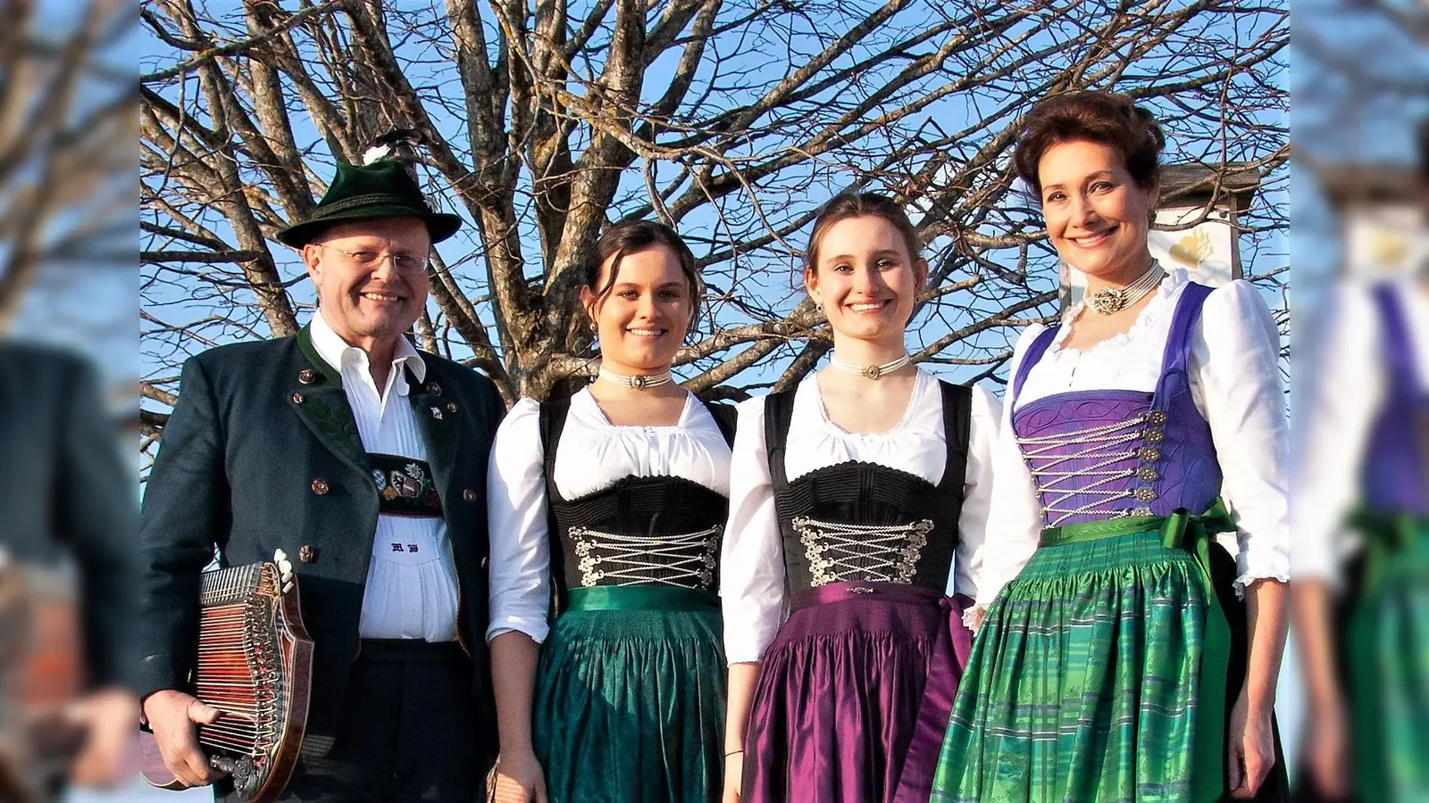 Eine volksmusikalische Familie: Elisabeth Rehm (re) präsentiert Töchter und Ehemann im Schleißheimer Schloss. (Foto: Familie Rehm privat / www.konzertwerk-muenchen.de)