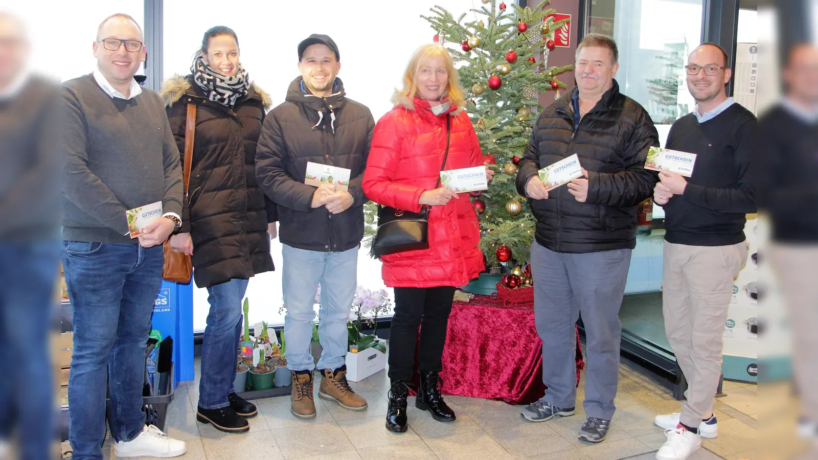 Max (li) und Alex (re) Knoll freuten sich sehr, dass einige Gewinner ihre Gutscheine persönlich im EDEKA Markt abholten. (Foto: chk)