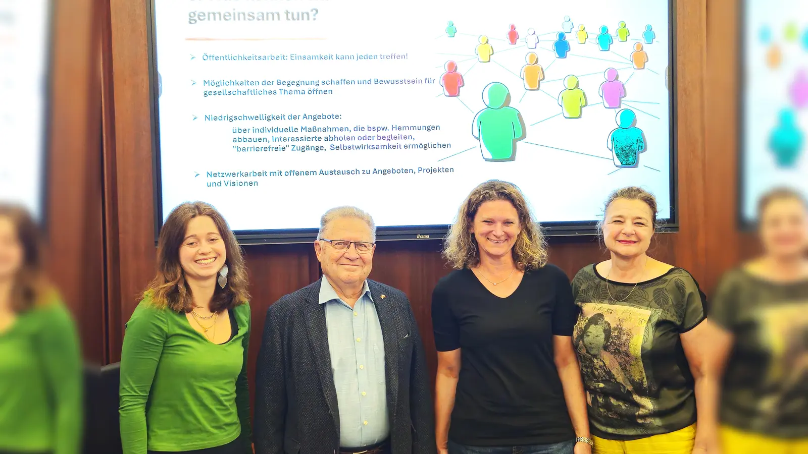 Reinhold Heiss, Vorsitzender des Landkreisseniorenbeirates, zusammen mit Beiratsmitglied Alexandra Schäfer sowie Jenny Brunken und LenaMaurer von der Beratungsstelle für seelische Gesundheit im Alter des Caritas-Zentrums Dachau.  (Foto: Bernhard Krusch)