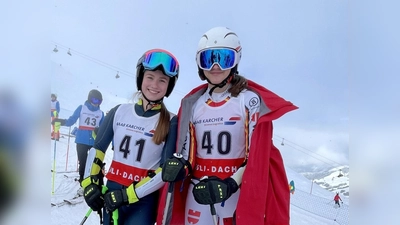 Die erste und zweite der Altersgruppe U18 Louisa Zimmer (40) und Pia Schneider (41, beide GSC) strahlen um die Wette. (Foto: GSC)