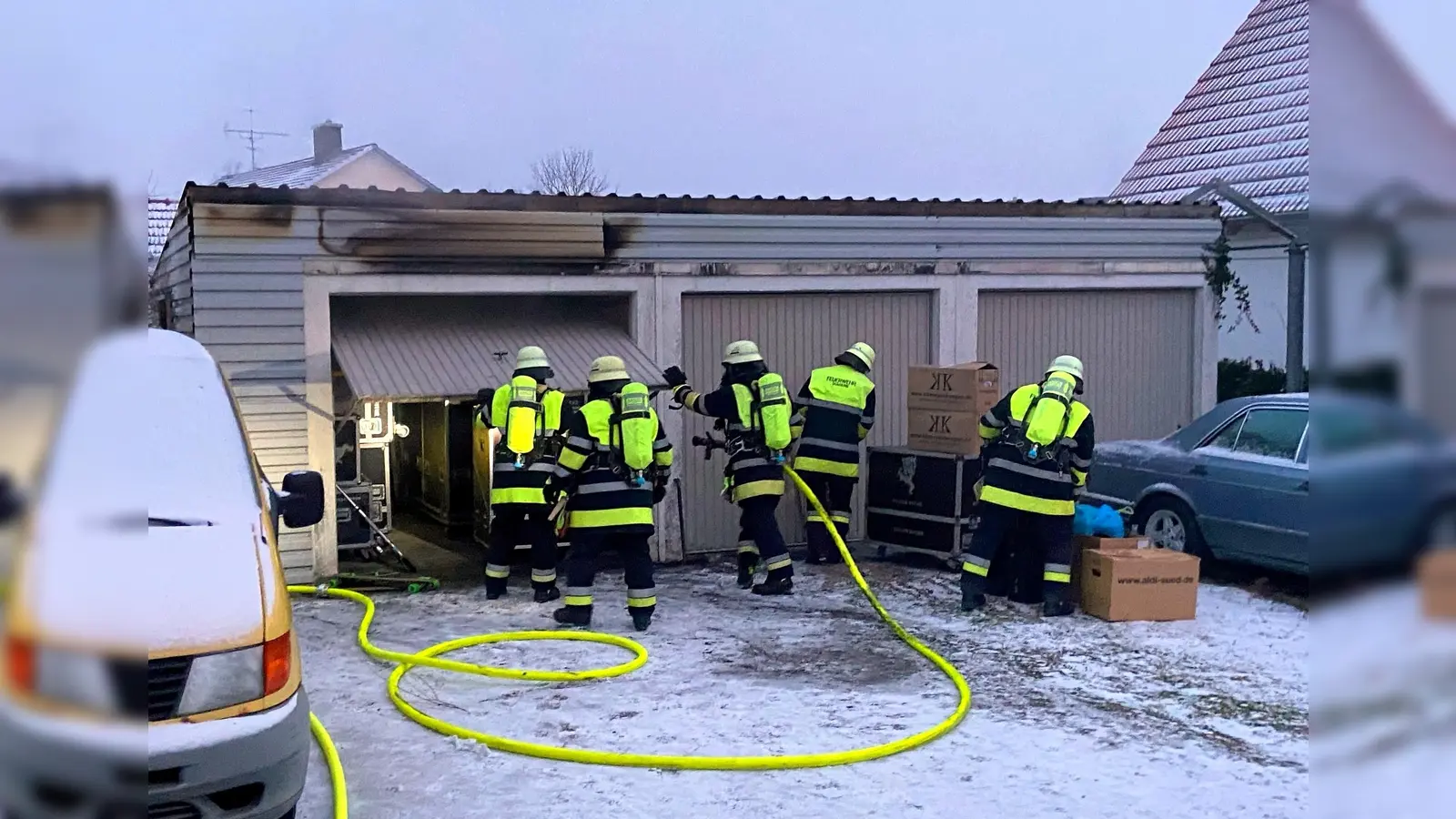 Die Feuerwehren verhinderten das Übergreifen der Flammen auf die angrenzende Dachfläche. (Foto: Kreisbrandinspektion Dachau)