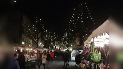Am Sonntag kann man über den Advents- und Christkindlmarkt in der Dachauer Altstadt bummeln. (Foto: ek)