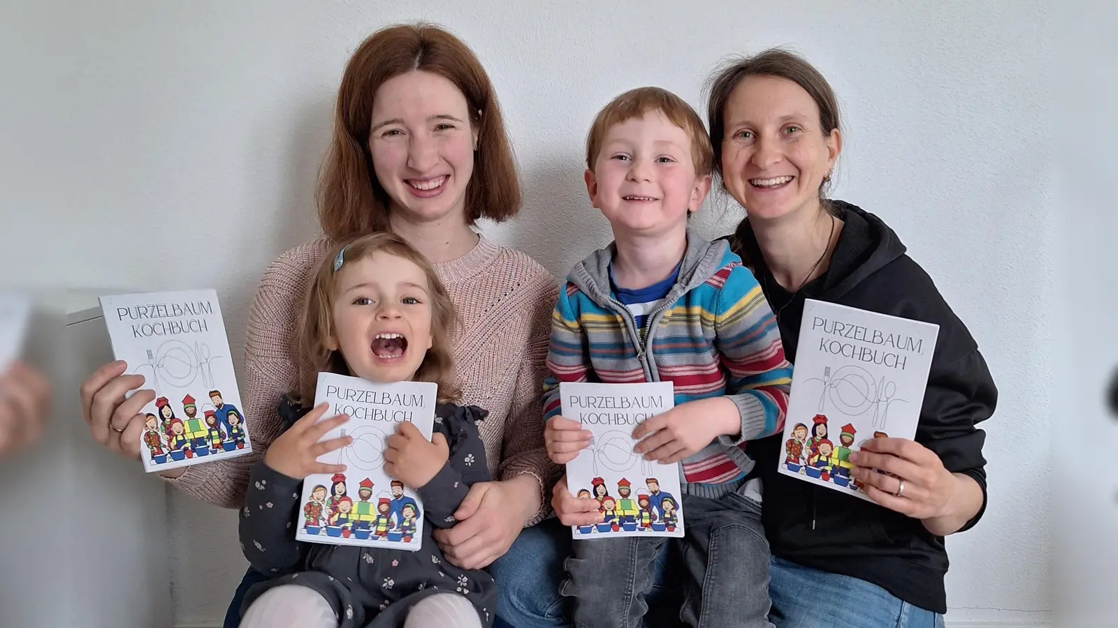 Daniela Erhorn (links) und Sara Berndt (rechts) mit ihren Kindergartenkindern. (Foto: Kindergarten Purzelbaum )