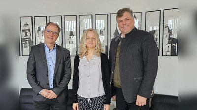 Landrat Stefan Löwl und Albert Sikora (l.) hießen Andrea Noha herzlich willkommen.  (Foto: LRA Dachau, Sina Török)