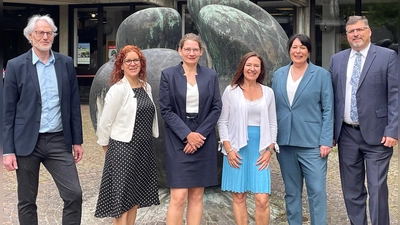 Das Dachauer Jugendamt und die Leitungen der Sachgebiete (von li) Ingolf Baumgartner, Steffi Weinhold, Dr. Cornelia Harenberg, Isabella Brähler und Melanie Stoll mit Landrat Stefan Löwl. (Foto: LA Dachau/Sina Török)