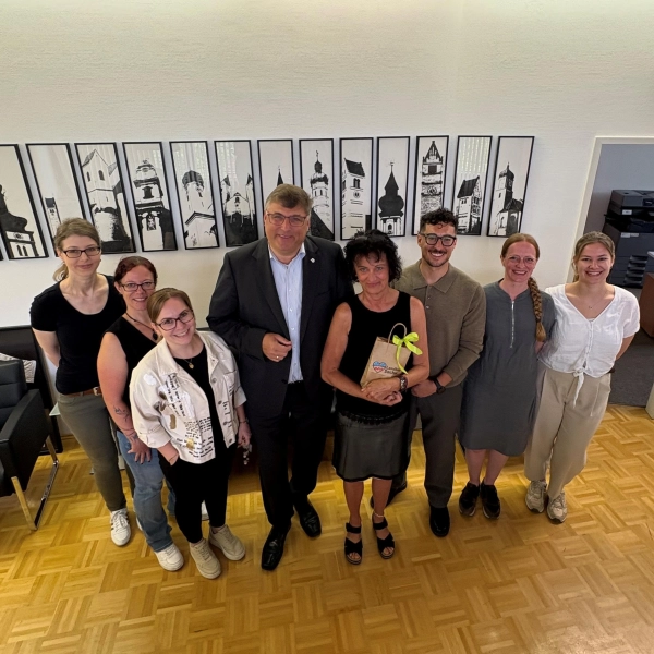 Landrat Stefan Löwl und die Mitarbeitenden des Sachgebiets Erwachsenen- und Seniorenberatung verabschieden Silvia Fitterer (rechts neben Stefan Löwl).  (Foto: Landratsamt Dachau/Sina Török)