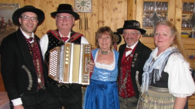 Vorstand Markus Erhorn (links), Vereinsmusiker Heinz Riedlbeck, Trachtenwart Stefan Konicsek sowie Deandlvertreterin Evi Wittmann (rechts) gratulierten Lilo Messner (Mitte) zum 80. Geburtstag. (Foto: D'Ampertaler Dachau)