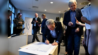 Reinhold Heiss, 1 Vorsitzender des Landkreis-Seniorenbeirats Dachau beim unterzeichnet den Kooperationsvertrag. (Foto: Landratsamt Oświęcim, Foto: Rafał Lorek)