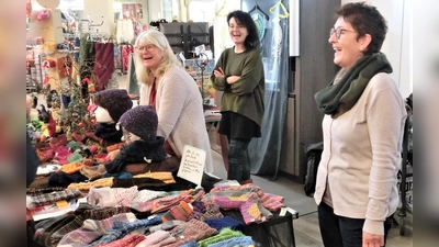 Freuten sich über gute Verkäufe (von li) Marion Muffler, Andrea von Wackerode-Isermann und Resi Meierhöfer. (Foto: privat)