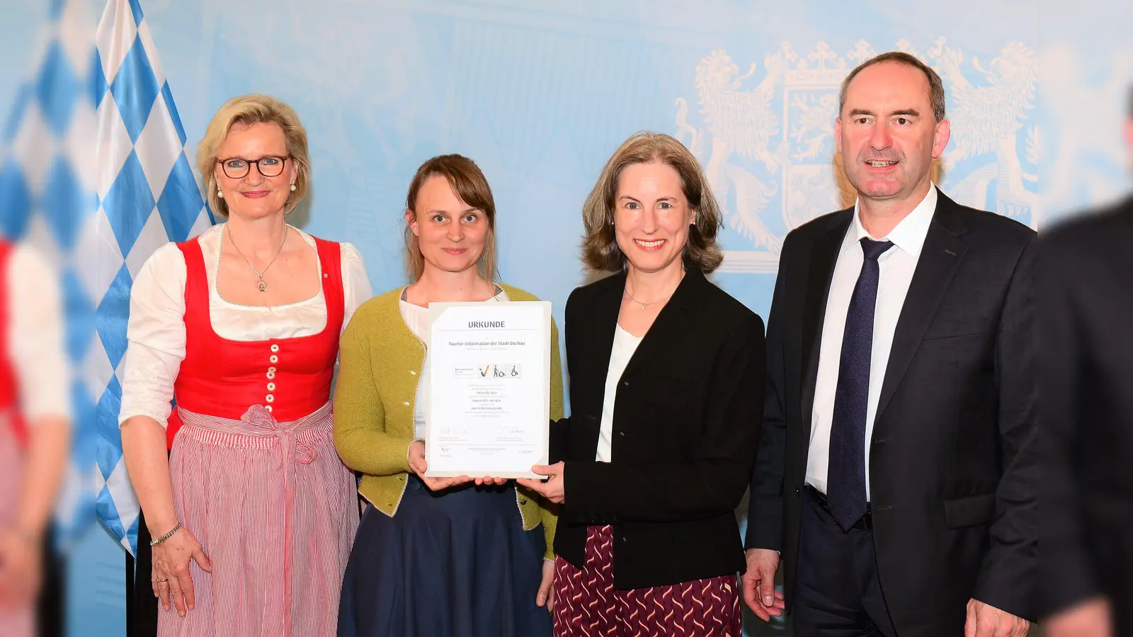 Hubert Aiwanger und Angela Inselkammer (li) übergaben die Urkunde für die Tourist-Information an Leiterin Monika Webersberger (2. von re) und Stefanie Geiger (2. von li). (Foto: Stadt Dachau)