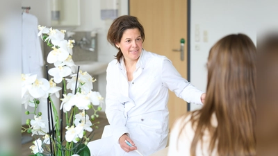 Chefärztin Dr. Sabine Keim im Gespräch mit einer Patientin. (Foto: Helios)