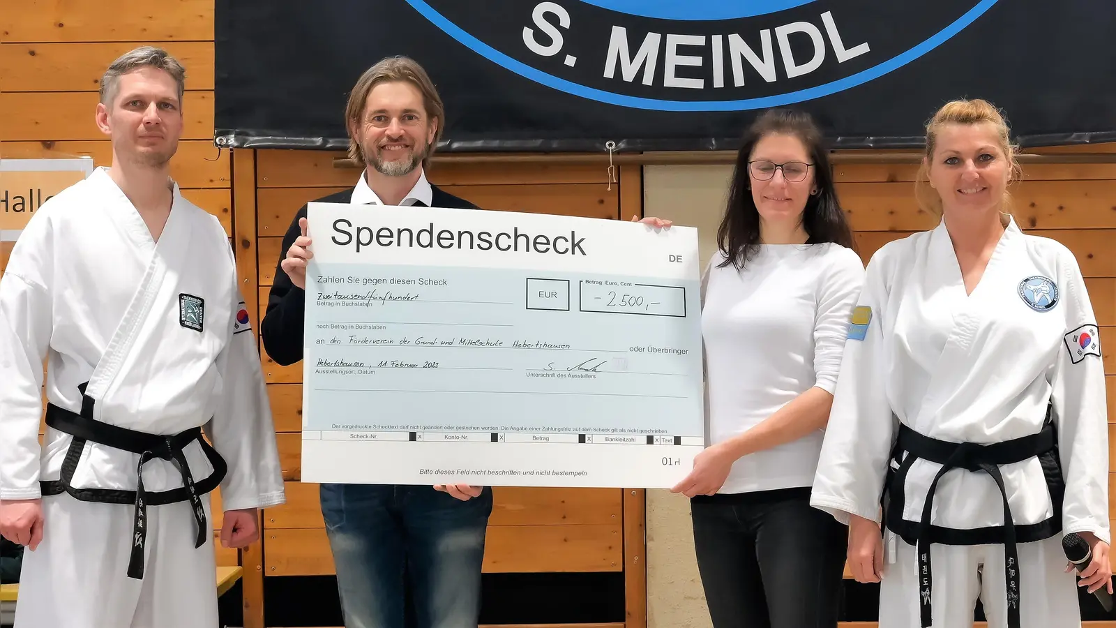 Übergabe des Spendenschecks, der am Ende durch die Teilnehmer auf 4.000 Euro aufgestockt wurde. (Foto: Sabine Meindl)