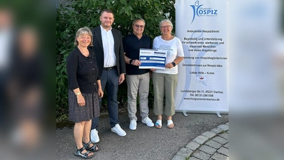 Übergabe der Spende (von links): Martina Gröschner (Koordinatorin Elisabeth-Hospizverein), Florian Feichtmeier (Serviceleiter MAHAG Dachau), Ottmar Prockl (Verkaufsleiter MAHAG Dachau), Irmgard Haas (1. Vorsitzende Elisabeth-Hospizverein). (Foto: MAHAG Dachau)