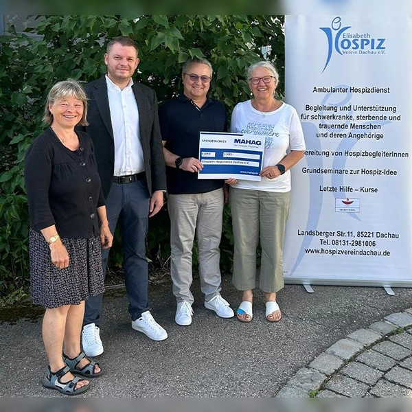 Übergabe der Spende (von links): Martina Gröschner (Koordinatorin Elisabeth-Hospizverein), Florian Feichtmeier (Serviceleiter MAHAG Dachau), Ottmar Prockl (Verkaufsleiter MAHAG Dachau), Irmgard Haas (1. Vorsitzende Elisabeth-Hospizverein). (Foto: MAHAG Dachau)