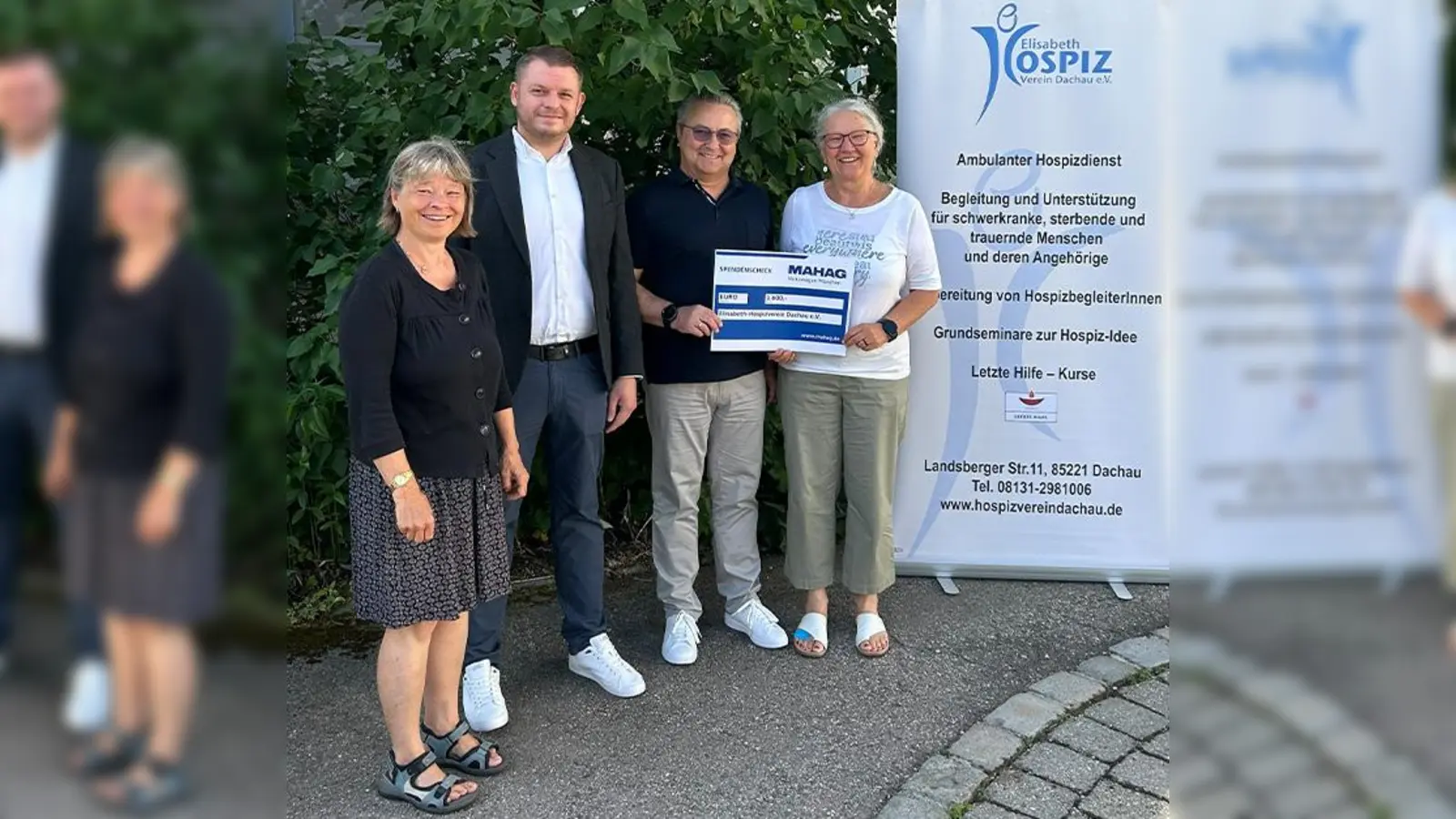 Übergabe der Spende (von links): Martina Gröschner (Koordinatorin Elisabeth-Hospizverein), Florian Feichtmeier (Serviceleiter MAHAG Dachau), Ottmar Prockl (Verkaufsleiter MAHAG Dachau), Irmgard Haas (1. Vorsitzende Elisabeth-Hospizverein). (Foto: MAHAG Dachau)