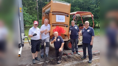 Anton Gutmann, Hans Neugschwendner vom BRK-Kreisverband Neuburg-Schrobenhausen, Hans Ramsteiner, Jörg Zimmermann und Andreas Millik vom BRK-Kreisverband Dachau stoßen auf das tausendste gespendete und in die Ukraine transportierte Bett an. (Foto: BRK)