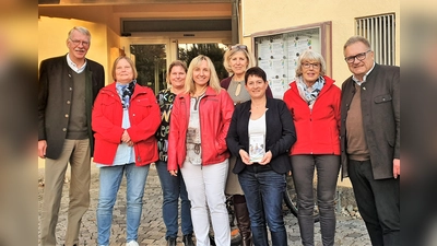 Vor dem Rathaus Röhrmoos (von li) Burkhard Haneke, Claudia Staben-Obst, Sabine Decker, Andrea Müller, Petra Bruns, Anke Wolf, Rosa Maria Langenecker und Bürgermeister Dieter Kugler. (Foto: Runder Tisch Seniorenarbeit)