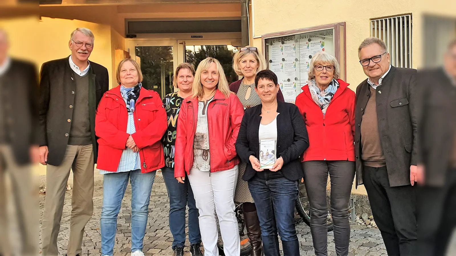 Vor dem Rathaus Röhrmoos (von li) Burkhard Haneke, Claudia Staben-Obst, Sabine Decker, Andrea Müller, Petra Bruns, Anke Wolf, Rosa Maria Langenecker und Bürgermeister Dieter Kugler. (Foto: Runder Tisch Seniorenarbeit)