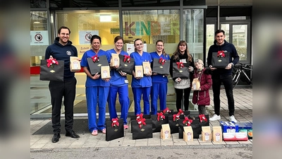 Die Chaoscityriders übergeben ihre willkommene Spende an die Kinderpflegekräfte. (Foto: Chaoscityriders)