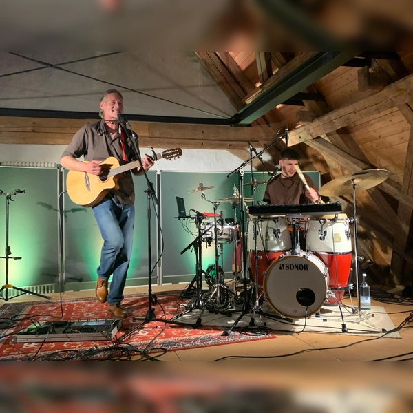 Christian Maier und Fabian Eigenstetten begeisterten mit viel Musik, Humor und spürbarer Leidenschaft das Publikum im Wirtshaus am Erdweg. (Foto: Kulturverein Erdweg)