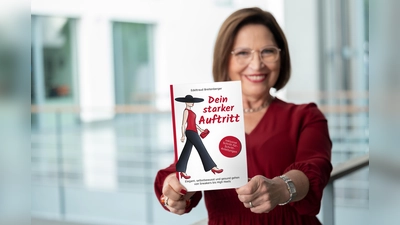 Edeltraud Breitenberger mit ihrem Buch, das ab sofort über Amazon erhältlich ist. (Foto: www.b-edel.de)