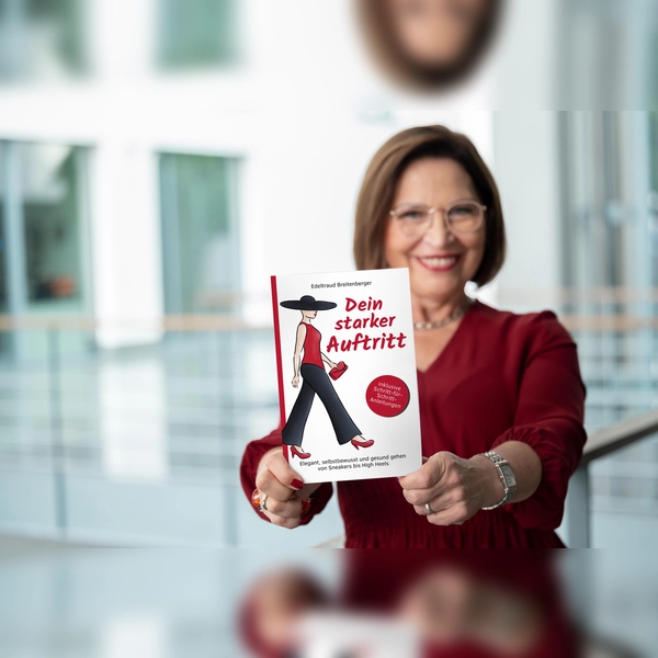 Edeltraud Breitenberger mit ihrem Buch, das ab sofort über Amazon erhältlich ist. (Foto: www.b-edel.de)