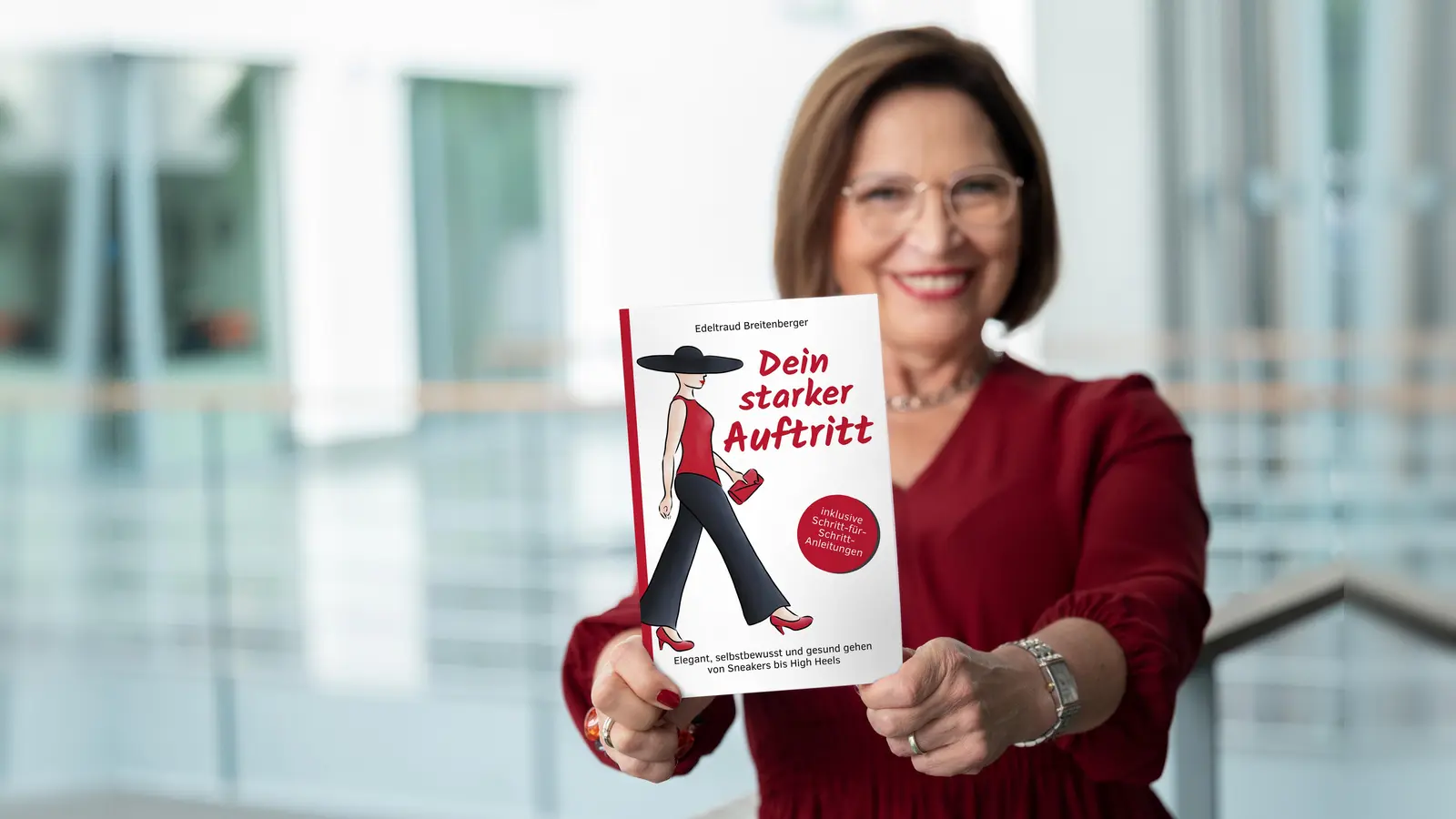 Edeltraud Breitenberger mit ihrem Buch, das ab sofort über Amazon erhältlich ist. (Foto: www.b-edel.de)