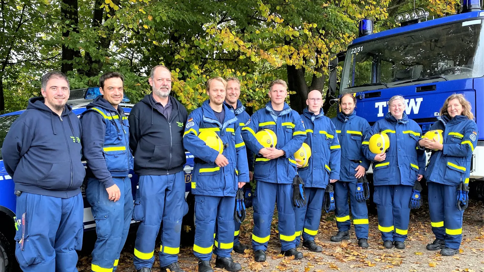 Die neue THW-Helfer mit dem Ausbilderteam (von li) Sebastian Walcher, Julian Retzlaff und Sascha Hubert. (Foto: THW Dachau)