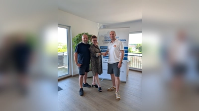 Marcus Ölsner, 1. Vorstand des Erdweger Gewerbevereins (re) begrüßt Cerasela (mi) und Rafael Kaiser (li) als neues Mitglied im Erdweger Gewerbeverein. Mit autohotspot und Dellenhotspot bieten Cerasela und Rafael Kaiser umfassende Dienstleistungen rund um Verkauf, Werterhalt und Aufbereitung von Fahrzeugen an. (Foto: Ölsner Werbung)