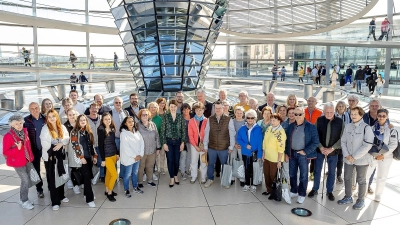Stafflers Gäste in der Reichstagskuppel hoch über Berlin. (Foto: Bundesregierung / StadtLandMensch-Fotografie)