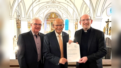 Bezirkstagspräsident Josef Mederer (Mitte) überreicht in St. Jakob die Zusage zur Denkmalpflegeförderung an Pfarrer Dr. Benjamin Gnan (re) und Kirchenpfleger Franz Blatt. <br> (Foto: privat)