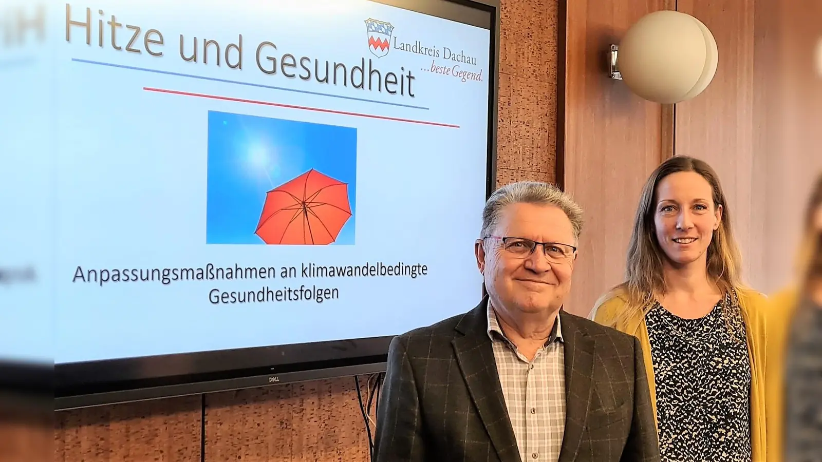 Der Vorsitzende des Landkreisseniorenbeirats Reinhold Heiß und Christina Ritter vom Gesundheitsamt. (Foto: LA Dachau / Stefanie Otterbein)