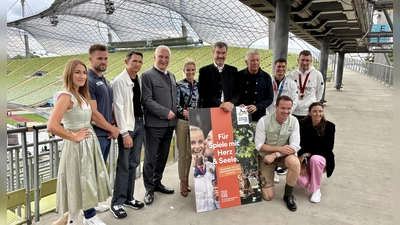 „Für Spiele mit Herz” werben Politiker und Sportler (hinten von links): Denise Schindler, Lukas Dauser, Michael Teuber, Sportminister Joachim Hermann, Jessica von Bredow-Werndl, Ministerpräsident Markus Söder, OB Dieter Reiter, Matthias Schindler, Tobias Schneider sowie (vorn v.l.) Felix Loch und Christina Hering. (Foto: Ulrike Seiffert)