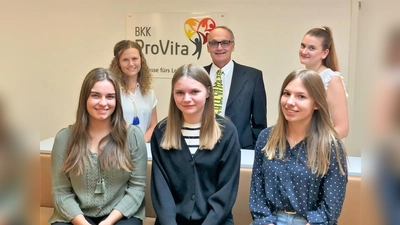 Vorstandsvorsitzender Redl mit Vanessa Richter, Veronika Dopfer und Antonia Heitmair (vorne von li) sowie deren Ausbilderinnen Veronika Kienast (hinten li) und Beatrice Kretzler (hinten re). (Foto: BKK ProVita)