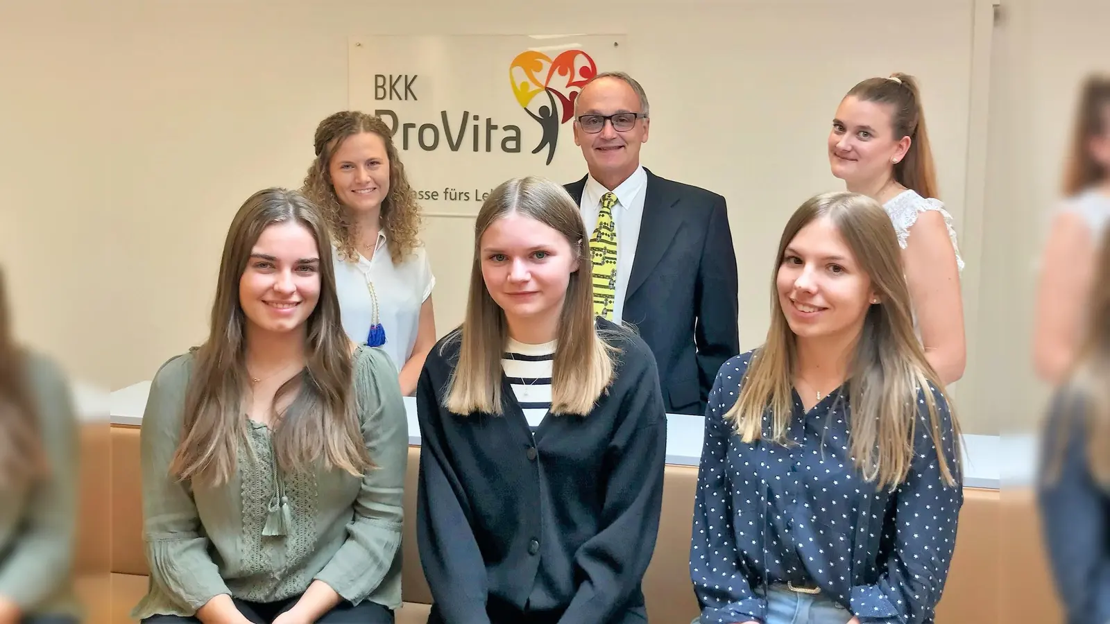 Vorstandsvorsitzender Redl mit Vanessa Richter, Veronika Dopfer und Antonia Heitmair (vorne von li) sowie deren Ausbilderinnen Veronika Kienast (hinten li) und Beatrice Kretzler (hinten re). (Foto: BKK ProVita)