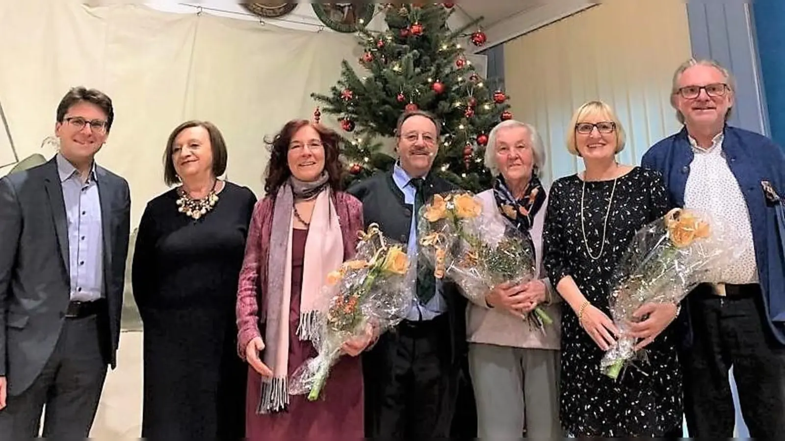 AWO Weihnachtsfeier mit (von li) OB Hartmann, Renate Kiermair, Marianne Klaffki, Alfred Stelzer, Traude Wolf, Christine und Peter Gossner. (Foto: AWO Dachau)