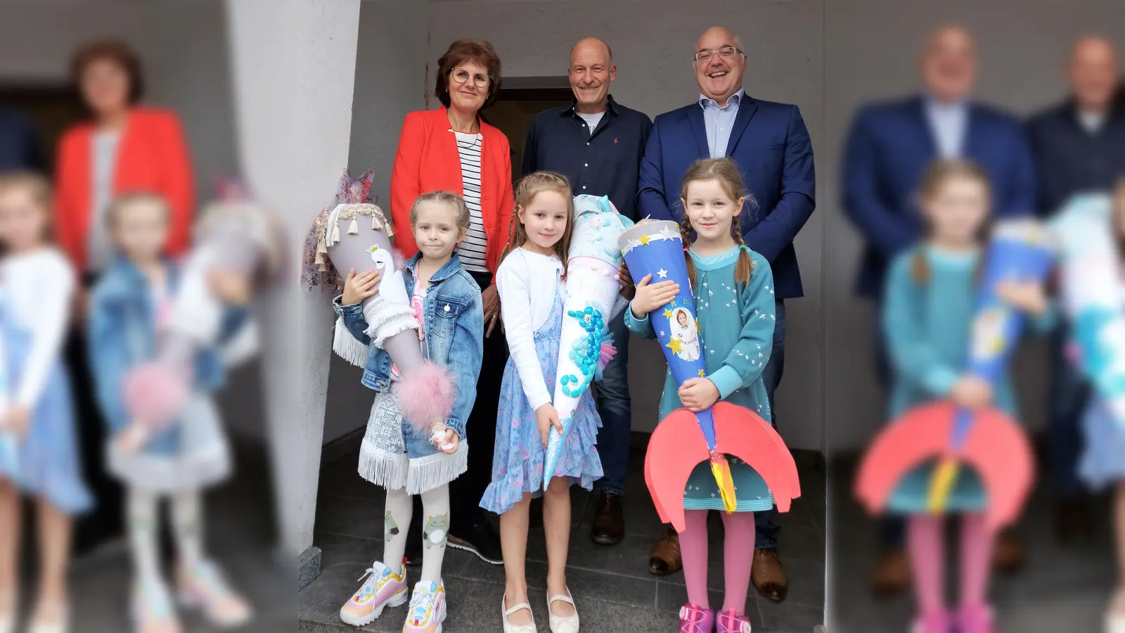 Die Gewinnerinnen Filomena Maiwald, Felizitas Schaller, Frieda Hackmann (von li), hinten Schirmherr Martin Lehn (Mitte) und Renate Rösch mit Jürgen Schleich (ÜB). (Foto: ÜB Dachau)